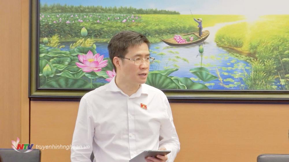 Đồng chí Hoàng Minh Hiếu - Ủy viên Thường trực Ủy ban Pháp luật của Quốc hội, ĐBQH tỉnh Nghệ An phát biểu tại buổi thảo luận tổ.