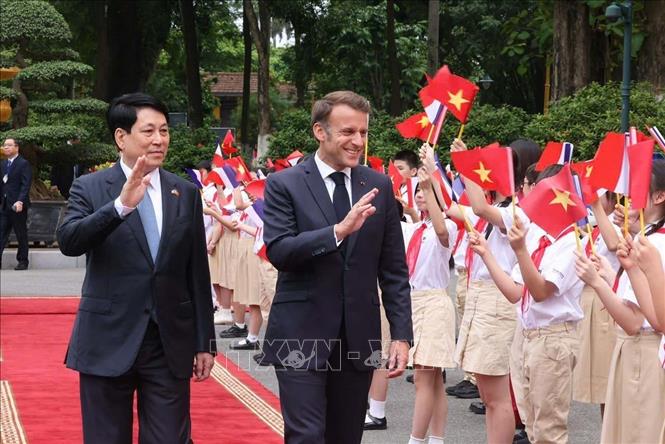 Chủ tịch nước Lương Cường và Tổng thống Pháp Emmanuel Macron với thiếu nhi Thủ đô Hà Nội.