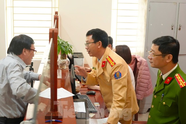 Người dân đến nộp hồ sơ sát hạch, cấp giấy phép lái xe tại Phòng Cảnh sát giao thông Công an tỉnh Nghệ An