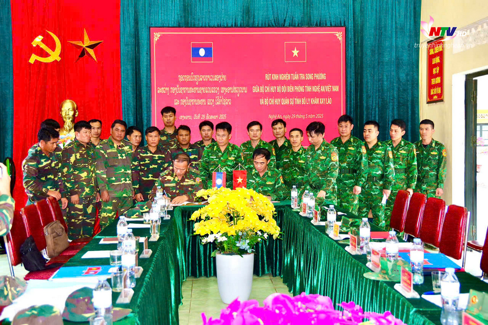 Hai đội trưởng ký biên bản đợt tuần tra song phương biên giới Việt Nam - Lào.