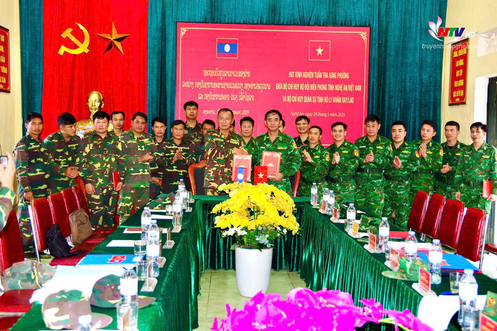 Hai đội trưởng trao biên bản đợt tuần tra song phương biên giới Việt Nam - Lào.
