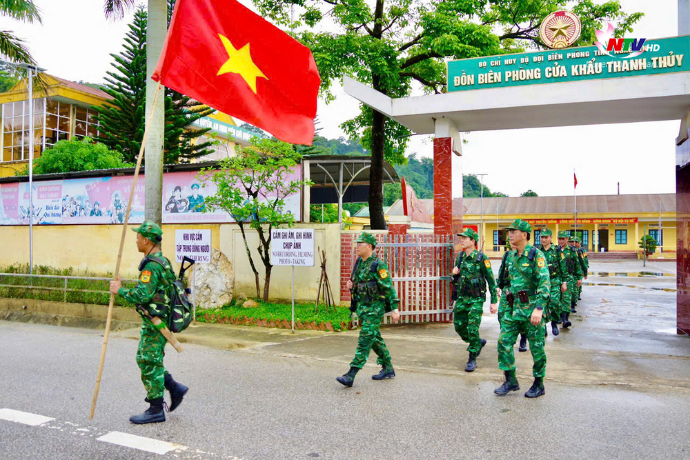 Đội hình tuần tra song phương biên giới của Bộ chỉ huy Bộ đội Biên phòng tỉnh Nghệ An, Việt Nam bắt đầu chuyến tuần tra song phương tại Đồn Biên phòng cửa khẩu Thanh Thủy.