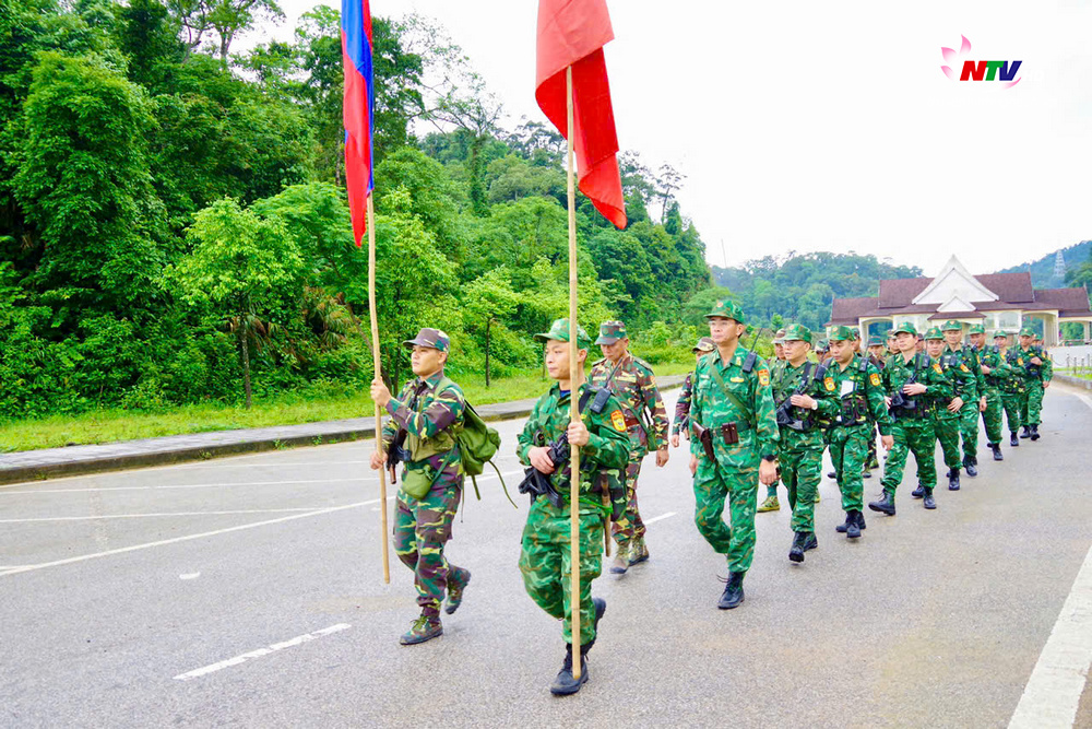 Đội hình tuần tra song phương biên giới của Bộ chỉ huy Bộ đội Biên phòng tỉnh Nghệ An, Việt Nam cùng Bộ Chỉ huy Quân sự tỉnh Bô Ly Khăm Xay, Lào gặp nhau tại cửa khẩu Thanh Thủy bắt đầu chuyến tuần tra song phương.