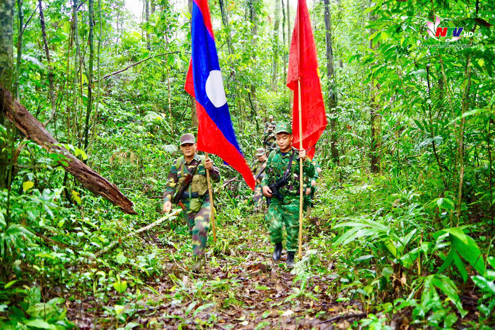 Đội hình tuần tra song phương biên giới của Bộ chỉ huy Bộ đội Biên phòng tỉnh Nghệ An, Việt Nam cùng Bộ Chỉ huy Quân sự tỉnh Bô Ly Khăm Xay, Lào hành quân trong rừng rậm.