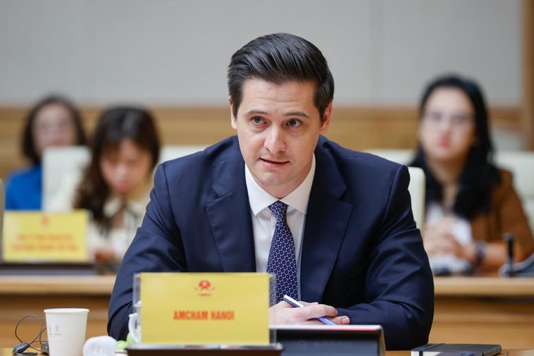 Chủ tịch Phòng Thương mại Mỹ tại Hà Nội trong cuộc họp. Ảnh: VGP