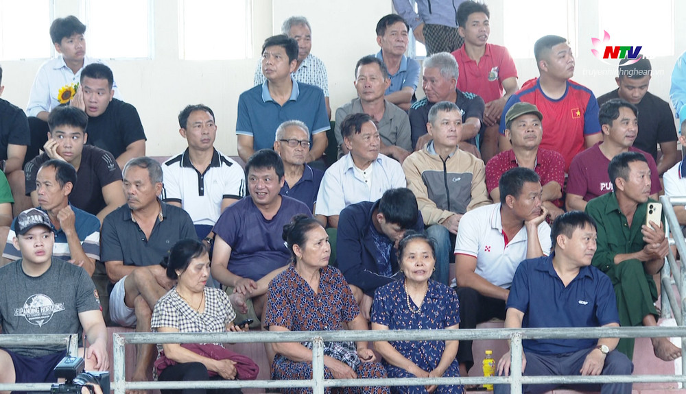 Đông đảo người dân đến theo dõi và cổ vũ.