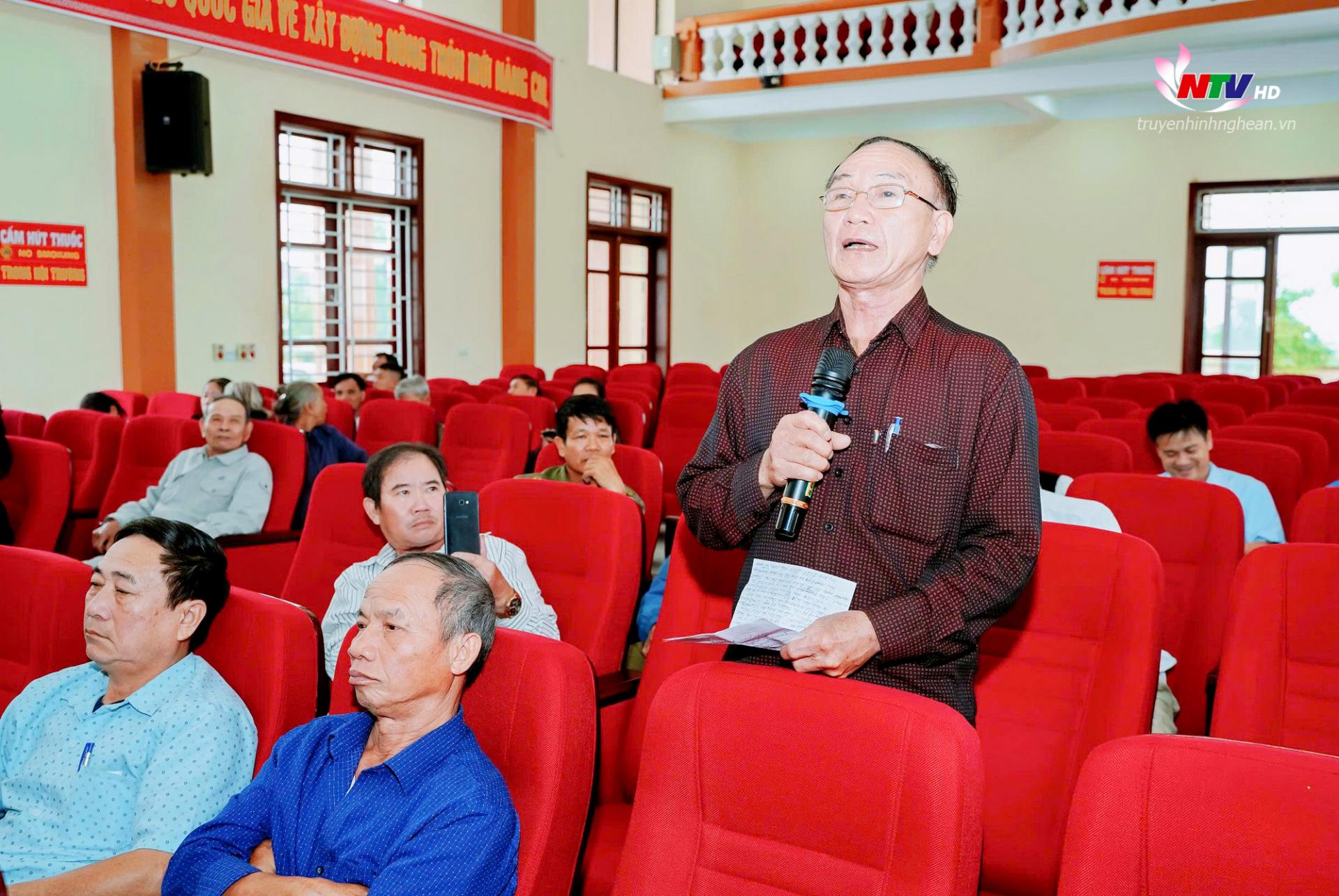 Cử tri xã Văn Thành kiến nghị tại buổi tiếp xúc.