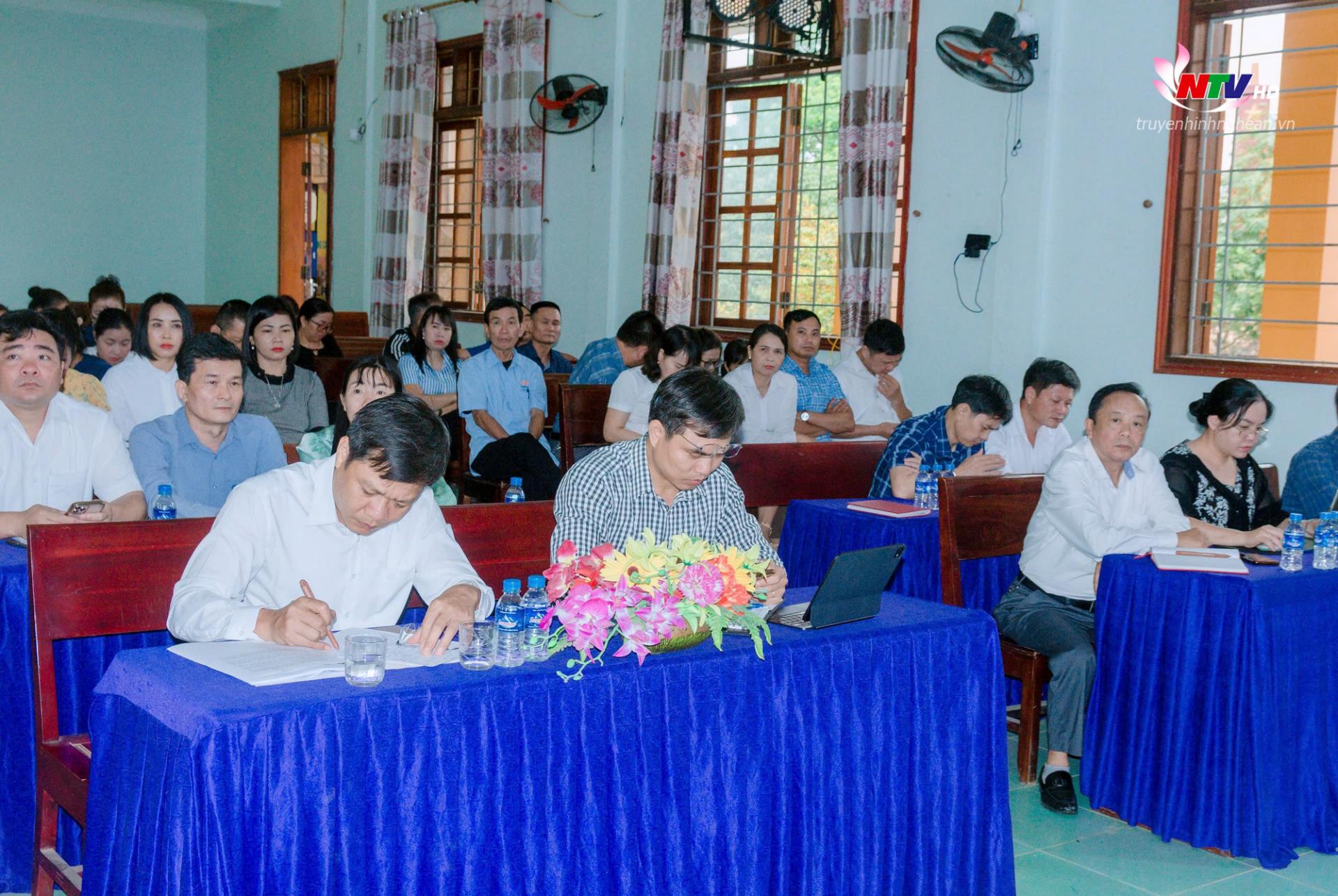 Lãnh đạo huyện cùng dự buổi tiếp xúc với cử tri.