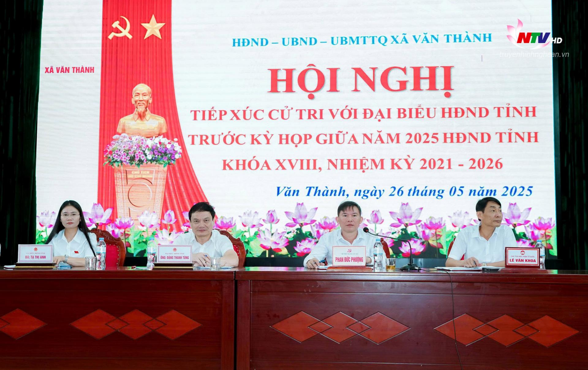 Ông Đặng Thanh Tùng - Uỷ viên BCH Đảng bộ tỉnh, Chánh Văn phòng UBND tỉnh tiếp xúc cử tri xã Văn Thành.