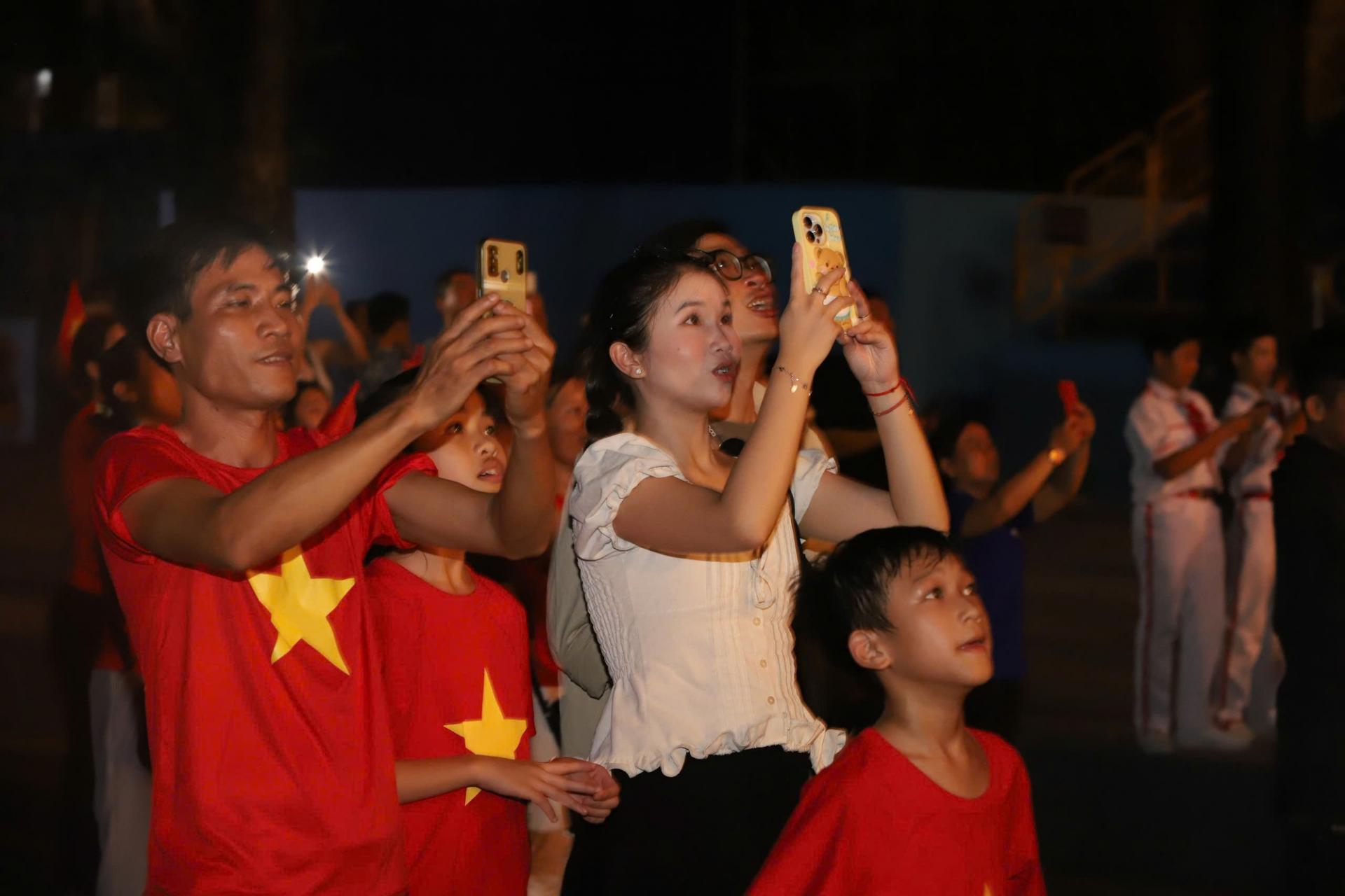 Người dân thích thú ghi lại khoảnh khắc pháo hoa rực sáng trên bầu trời.