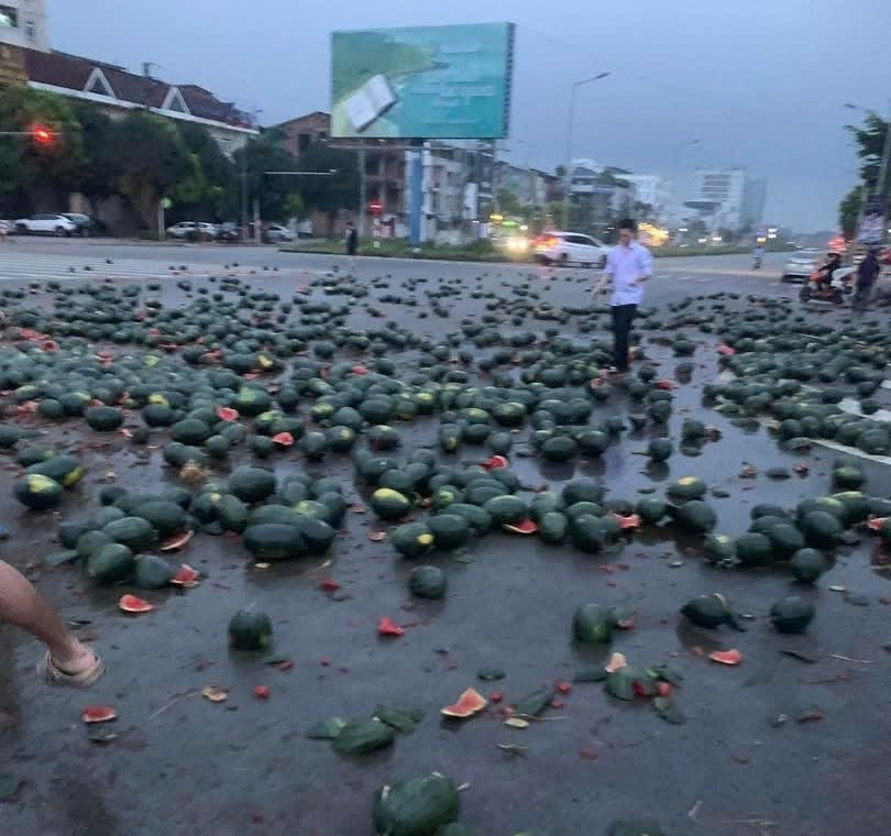 Hàng tấn dưa hấu vương vãi ra đường sau tai nạn. Ảnh: CTV