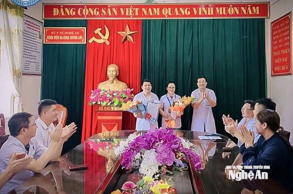 Bệnh viện Đa khoa Quỳnh Lưu tổ chức khen thưởng đột xuất cho bác sĩ chuyên khoa II Hồ Khắc Thủy và điều dưỡng Nguyễn Thị Loan. Ảnh: Thành Chung