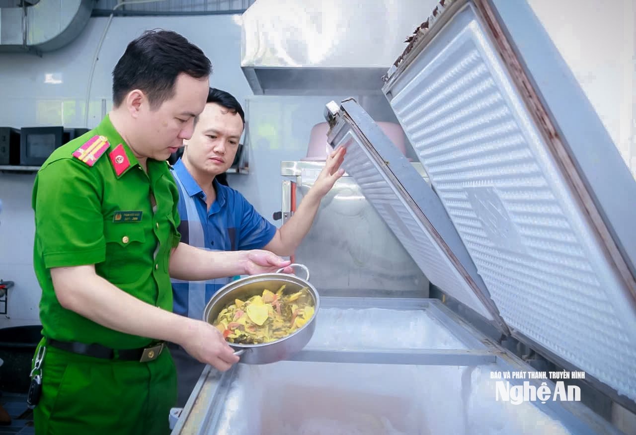 Đoàn kiểm tra liên ngành tỉnh Nghệ An kiểm tra tại Khách sạn Mường Thanh Cửa Lò. Ảnh: Thành Chung
