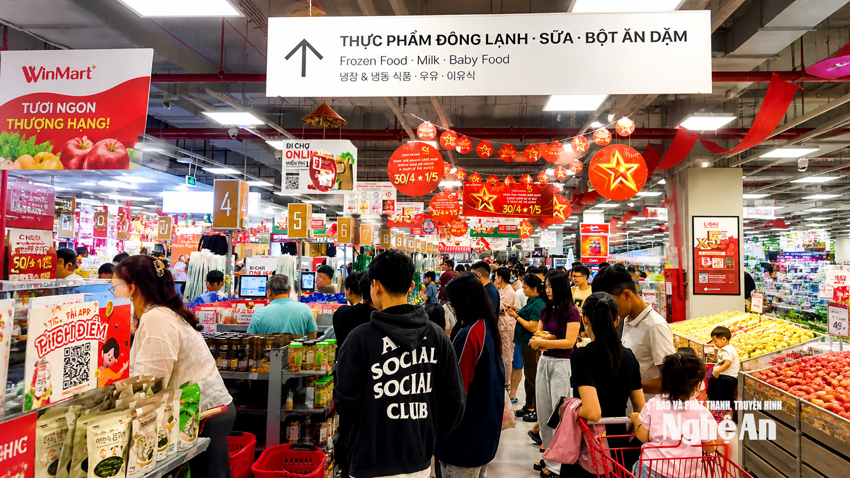 Siêu thị Lotte Mart Vinh đông đúc trong ngày 1/5, các lối đi đều được trang trí cờ hoa bắt mắt. Ảnh: Q.A