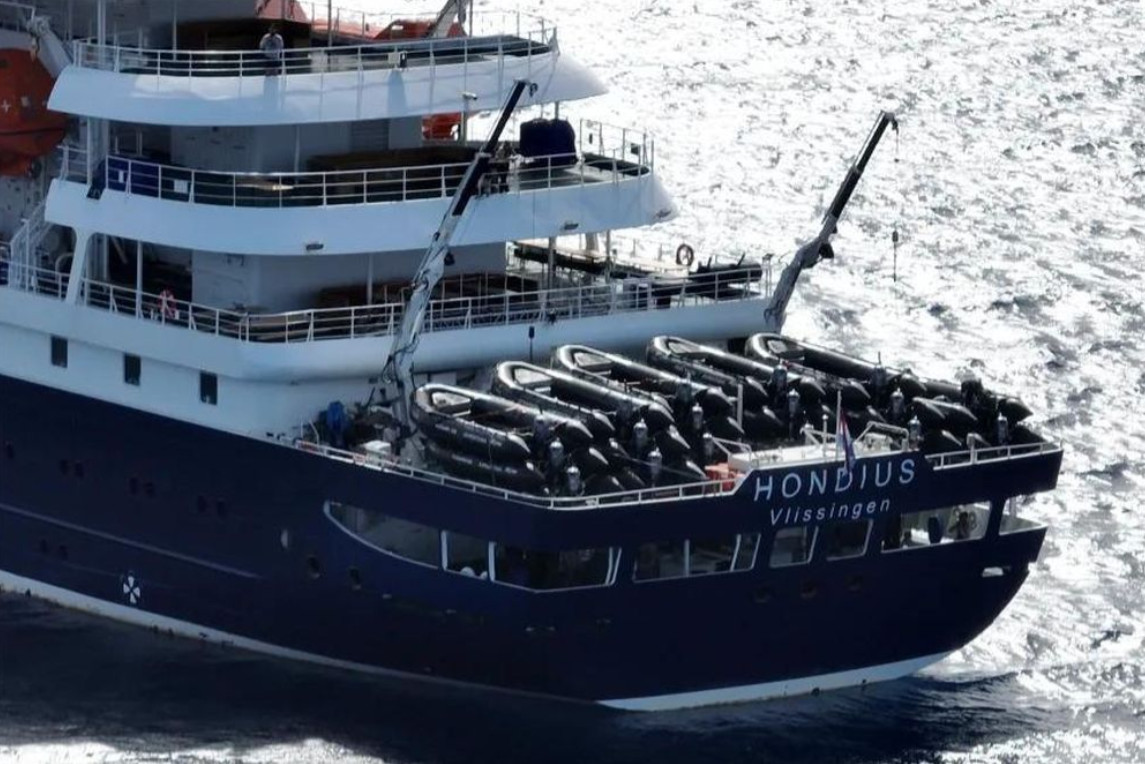 Tàu MV Hondius neo đậu ngoài khơi cảng Praia, thủ đô của Cape Verde. Ảnh: CNN