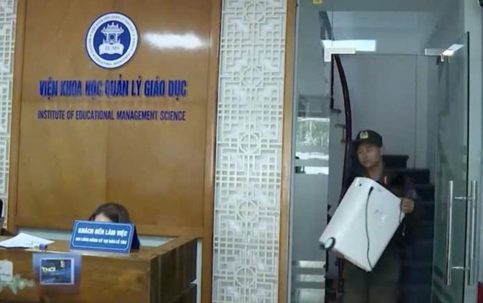 Cơ quan chức năng khám xét, thu giữ các tài liệu liên quan. Ảnh: Báo và PTTH Phú Thọ