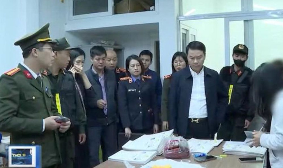 Cơ quan chức năng khám xét nơi làm việc của các đối tượng. Ảnh: Báo và PTTH Phú Thọ