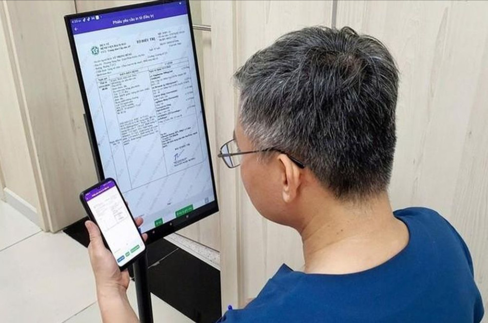 Bác sĩ kiểm tra thông tin người bệnh và kê đơn thuốc trên hồ sơ điện tử. Ảnh: Mai Thanh