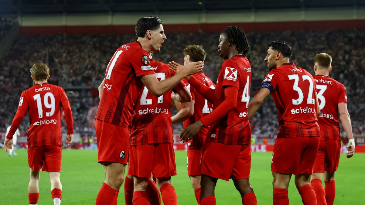 Freiburg níu giữ hy vọng giành vé Champions League thứ 5 cho Bundesliga.