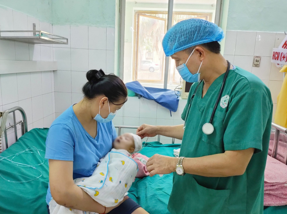 Khi khám sức khoẻ cho trẻ, Bộ Y tế lưu ý phải khai thác tiền sử bệnh tật của trẻ khi sinh, khai thác tiền sử bệnh tật của mẹ trong thời gian mang thai.