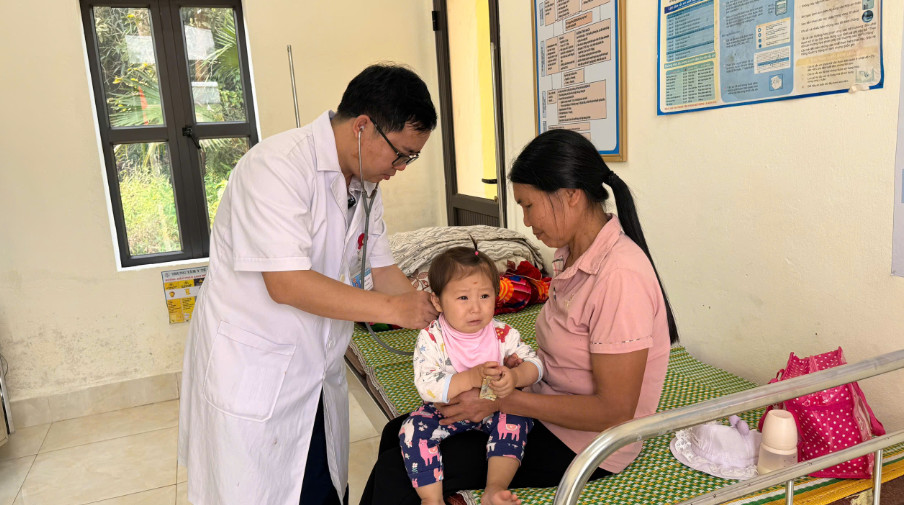 Khám sức khoẻ cho trẻ tại Trạm y tế xã.