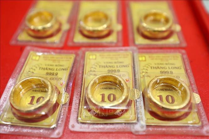 Sản phẩm vàng nhẫn tròn trơn 9999. Ảnh TTXVN