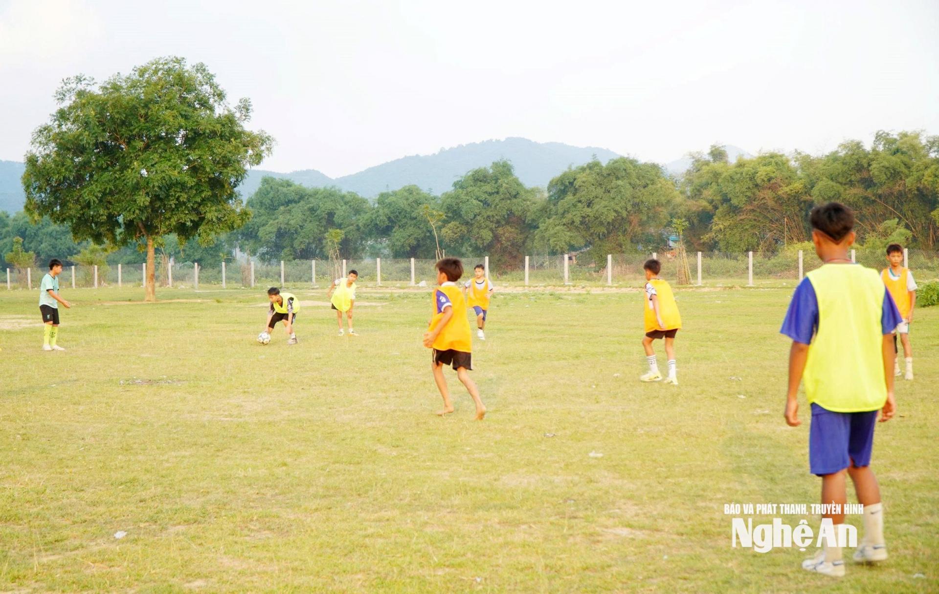 Dù nắng nóng gay gắt, các cầu thủ Đội Thiếu niên Môn Sơn vẫn nỗ lực tập luyện. Ảnh: Bá Hậu