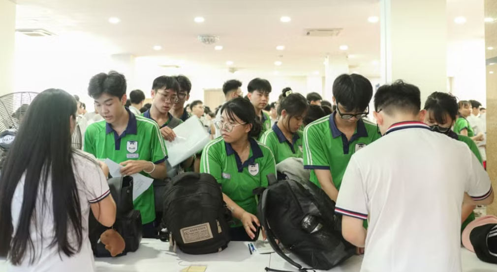 Học sinh THPT dự kỳ thi thử tốt nghiệp THPT tại Trường Đại học Ngân hàng TPHCM, ngày 4/5/2026. Ảnh: HUB