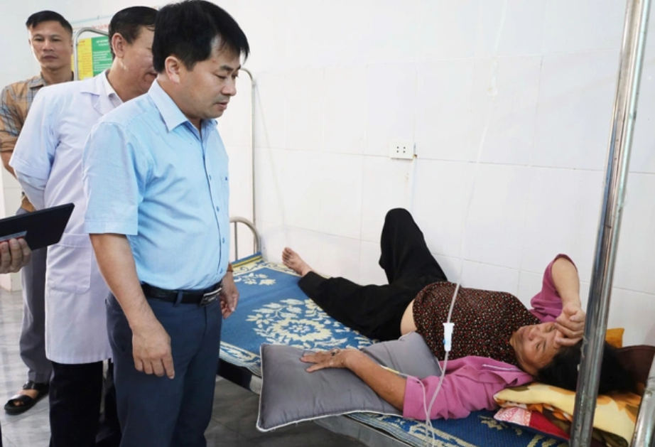 Thạc sỹ Nguyễn Chí Thanh, Giám đốc CDC Hà Tĩnh thăm hỏi sức khỏe bệnh nhân đang điều trị tại cơ sở y tế.