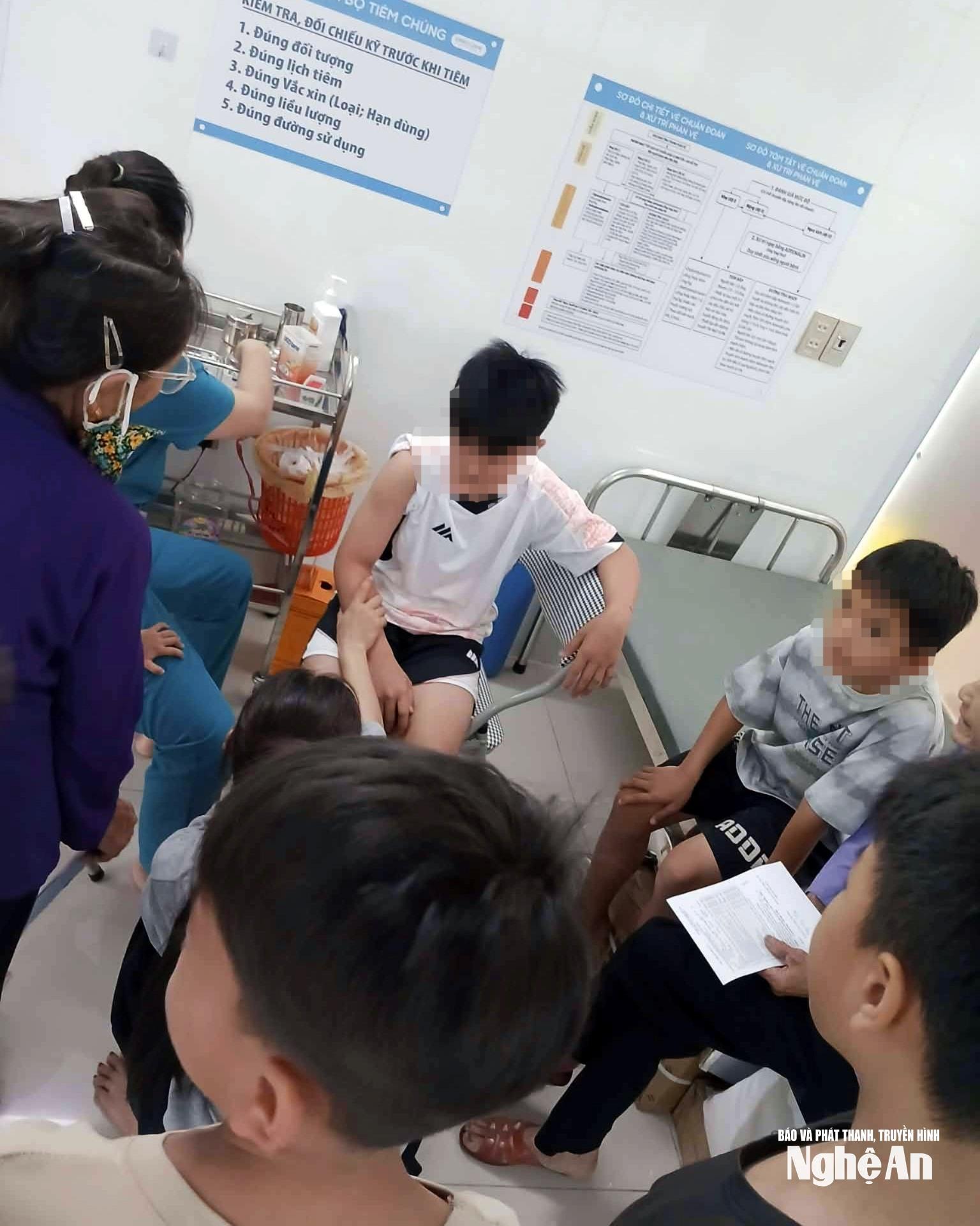 Người dân đến xử lý vết thương và tiêm phòng dại tại Trung tâm Tiêm chủng Minh Lương, xã Quỳnh Anh sau khi nghi ngờ bị chó dại cắn. Ảnh: Trung tâm Tiêm chủng Minh Lương