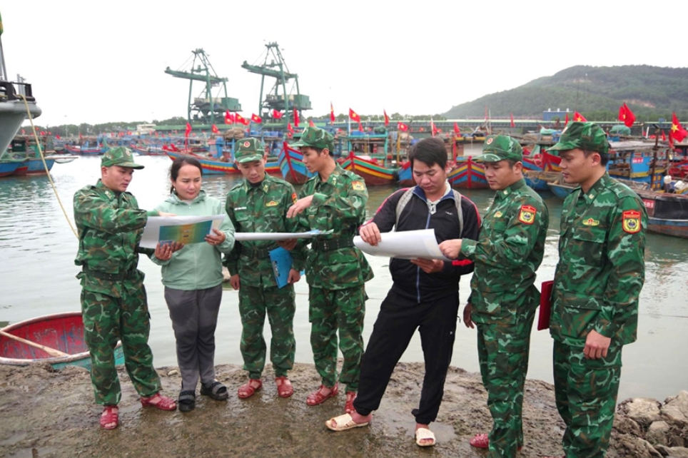 Đồn Biên phòng Quỳnh Phương (Ban chỉ huy BĐBP tỉnh Nghệ An) tuyên truyền chống khai thác hải sản bất hợp pháp cho ngư dân trên địa bàn.