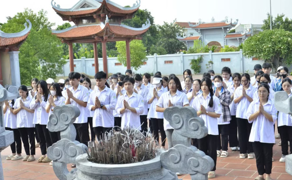 Học sinh Trường THPT Ân Thi (Hưng Yên) trong hoạt động về nguồn. Ảnh: NTCC