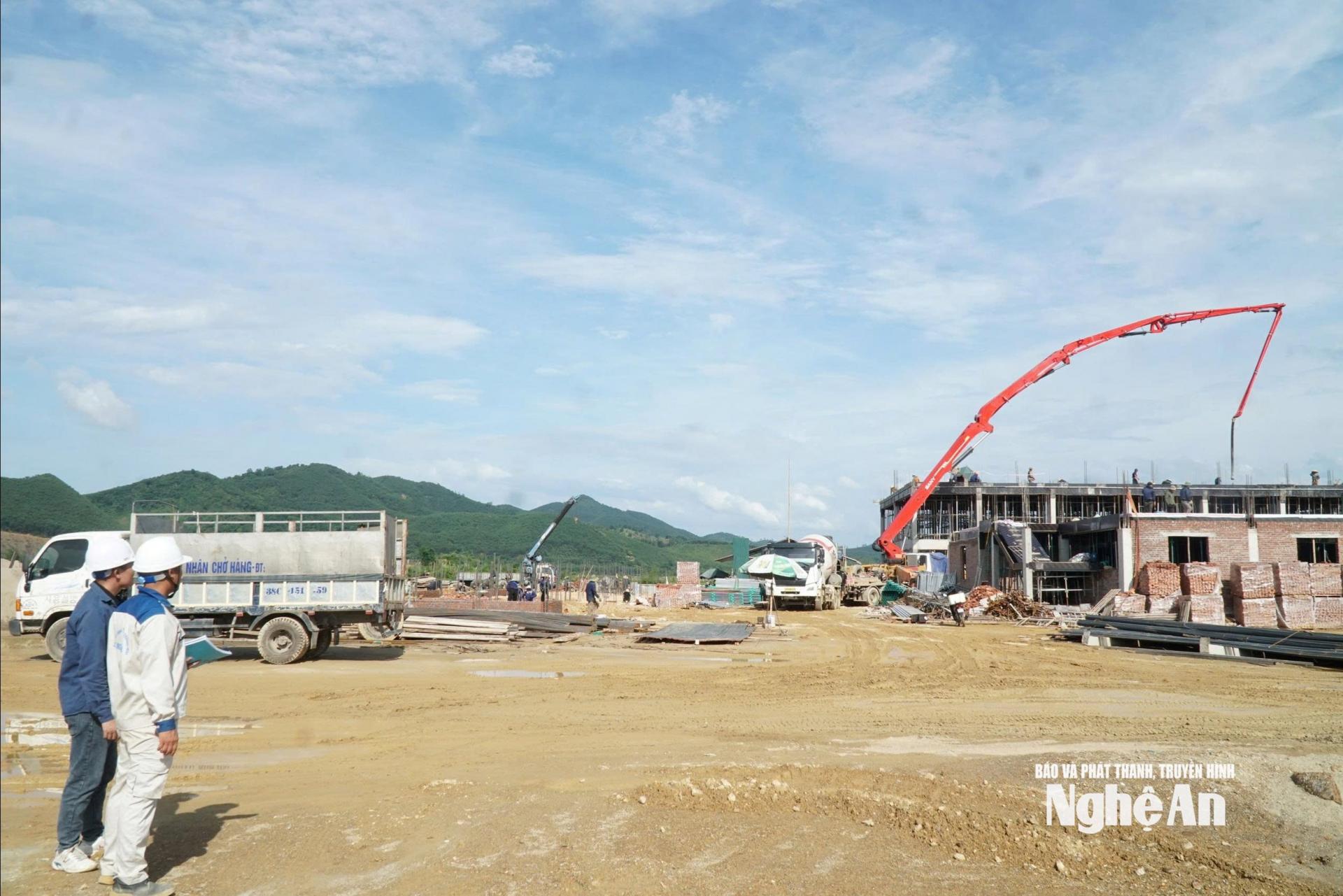 Dự án Trường Phổ thông nội trú liên cấp tiểu học và THCS Môn Sơn đang triển khai thi công. Ảnh: Mỹ Hà