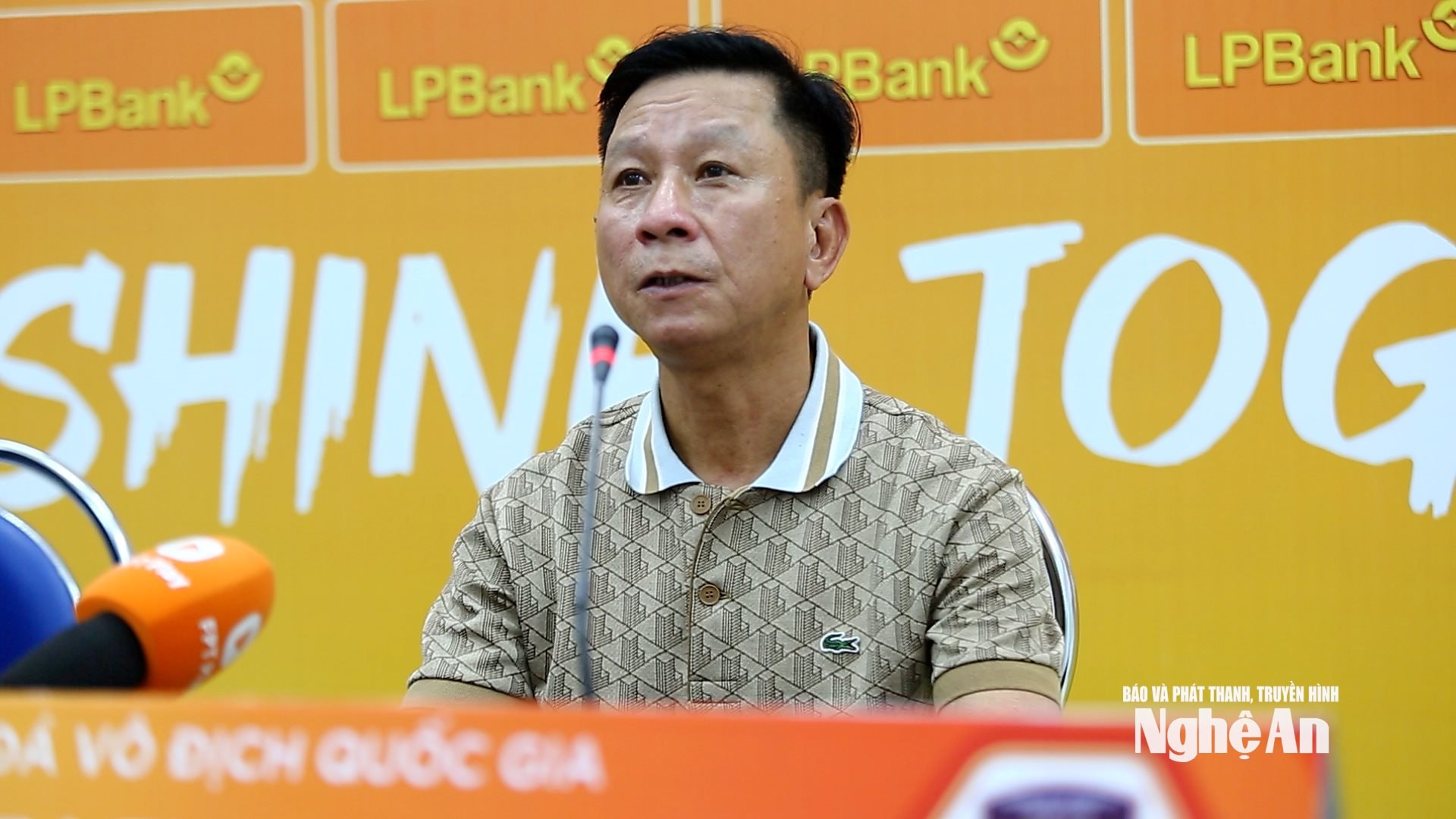 HLV Văn Sỹ Sơn - HLV trưởng SLNA. Ảnh: SLNA