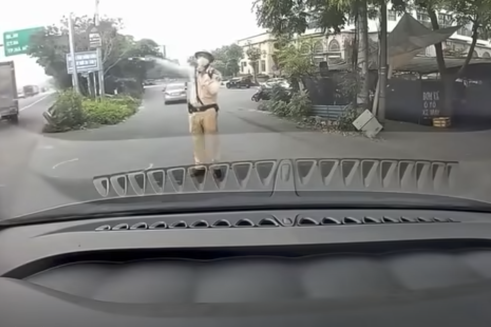 Khi CSGT dừng xe kiểm tra, người đàn ông tự xưng là thầy dạy lái xe đã tranh cãi với lực lượng chức năng. Ảnh cắt từ clip