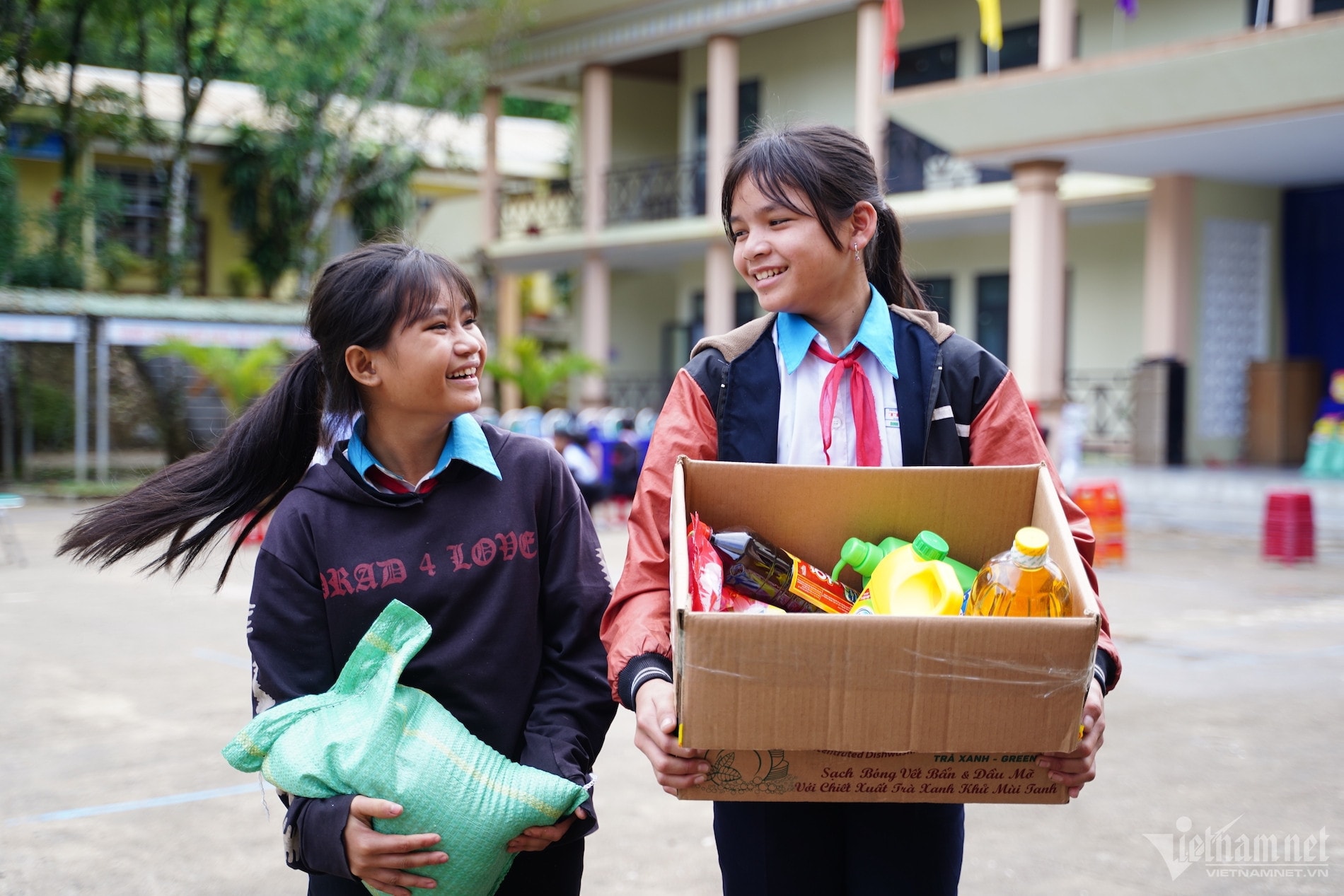 Mỗi học sinh nội trú được hỗ trợ mỗi tháng 15kg gạo. Ảnh: Công Sáng