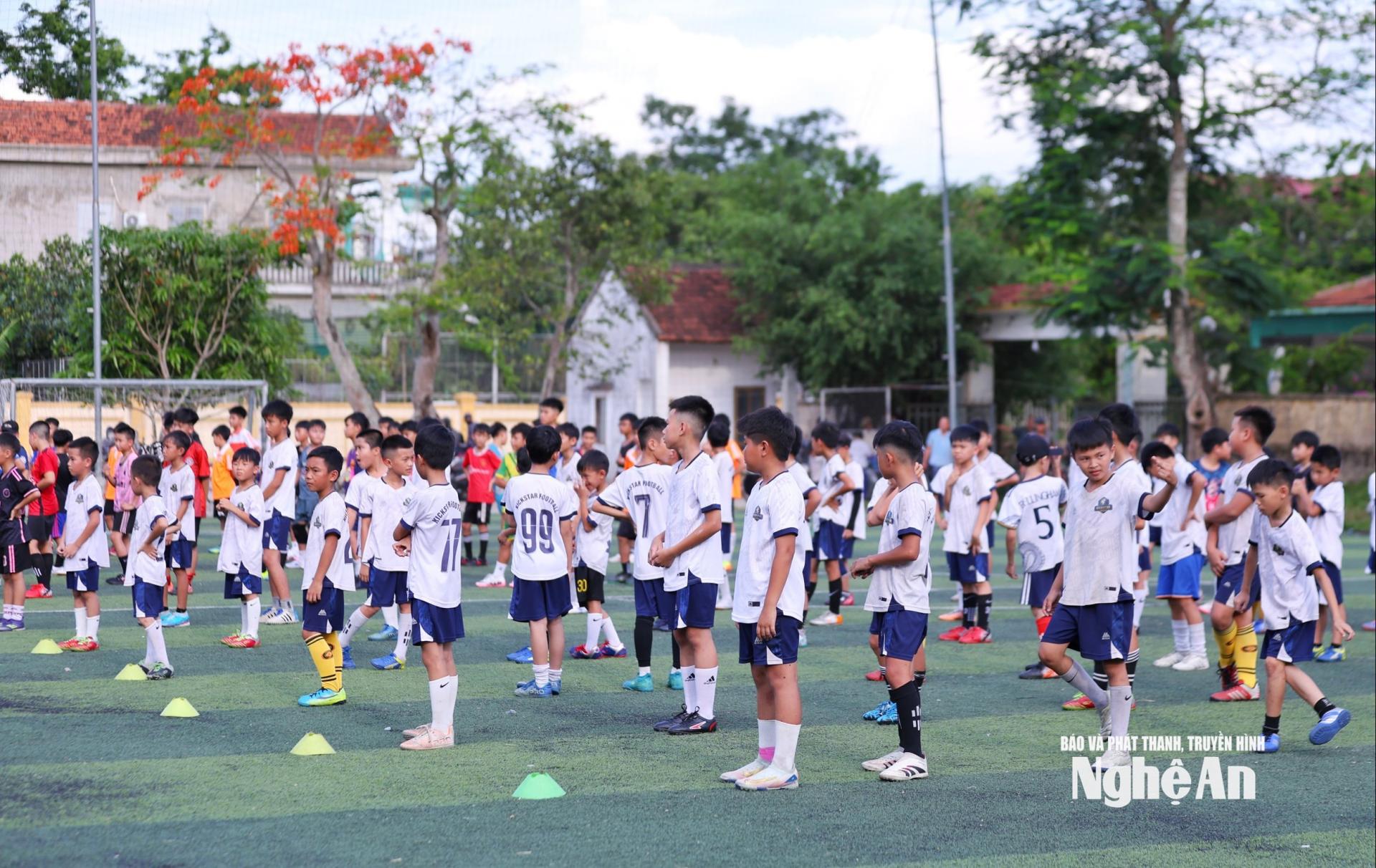 Đội bóng đá của xã Thiên Nhẫn tập trung tập luyện vào buổi chiều. Ảnh: Đức Anh