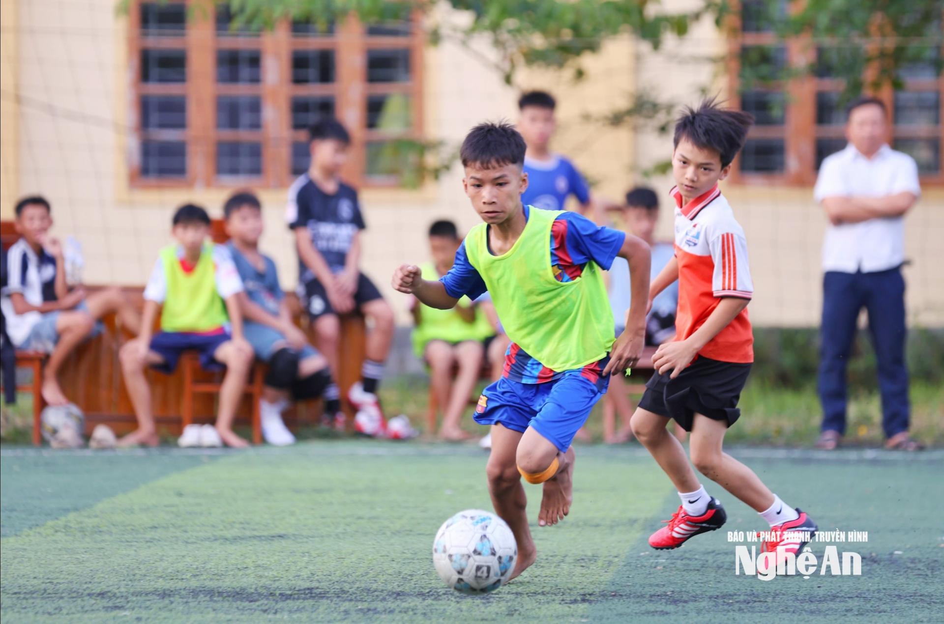 Đội bóng xã Thiên Nhẫn đang tích cực tập luyện cho ngày Cúp Báo khởi tranh. Ảnh: Đức Anh