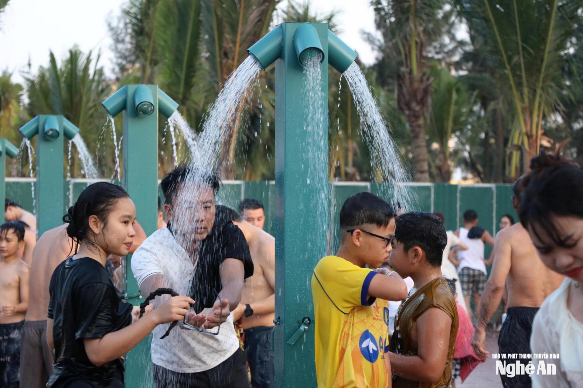 Do lượng khách tăng đột biến, cộng với tình trạng sử dụng nước lãng phí của một bộ phận du khách, đã khiến nguồn nước tại các trụ tắm không đáp ứng kịp thời trong một số thời điểm. Ảnh: Q.A