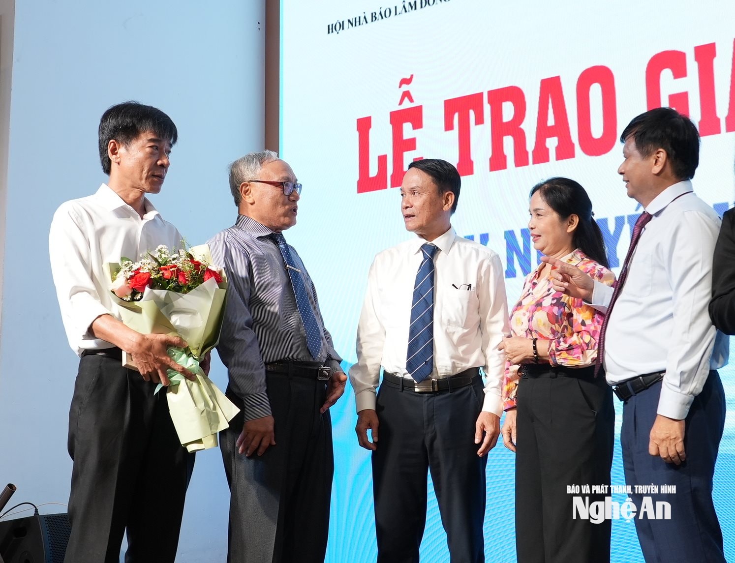 Đại diện Ban Tổ chức và nhóm tác giả đoạt giải trao đổi bên lề Lễ trao giải. Ảnh: Tiến Đông