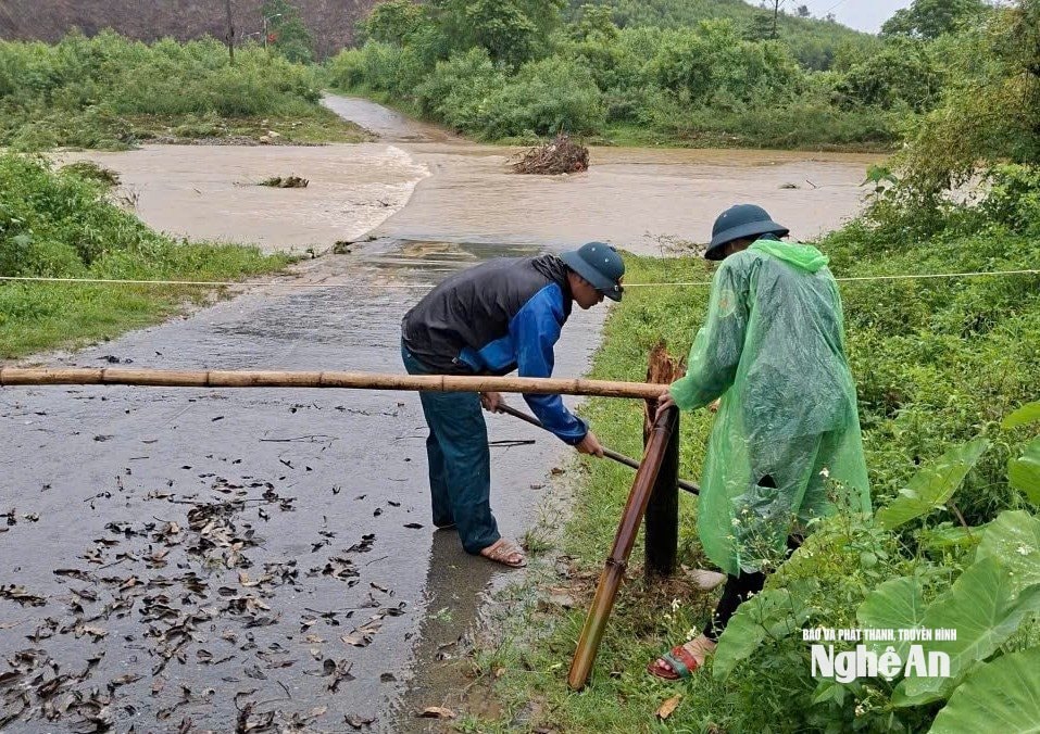 Lực lượng chức năng trên địa bàn xã Sơn Lâm tiến hành cắm hàng rào để ngăn chặn người dân qua lại khi không đảm bảo an toàn. Ảnh. PV