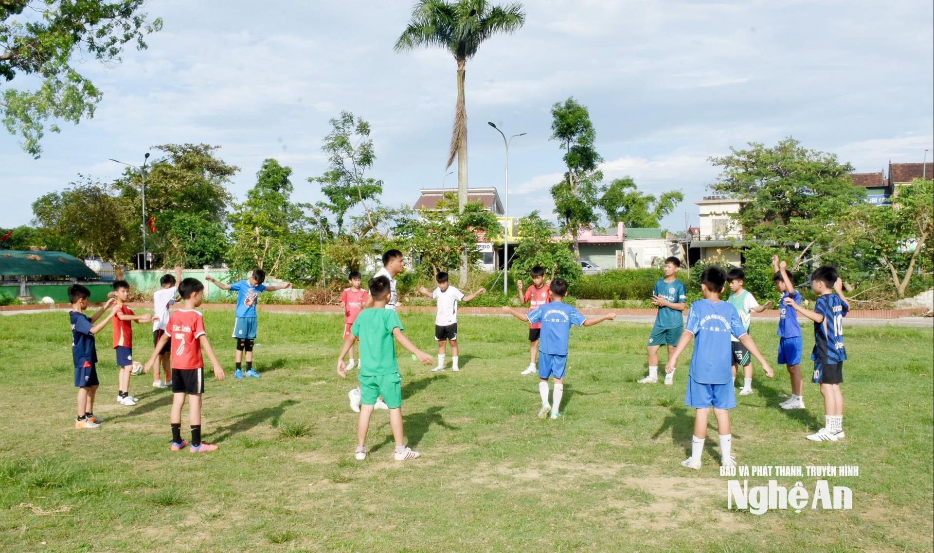 Các cầu thủ Đội Thiếu niên Hưng Nguyên Nam khởi động trước buổi tập luyện. Ảnh: Công Khang