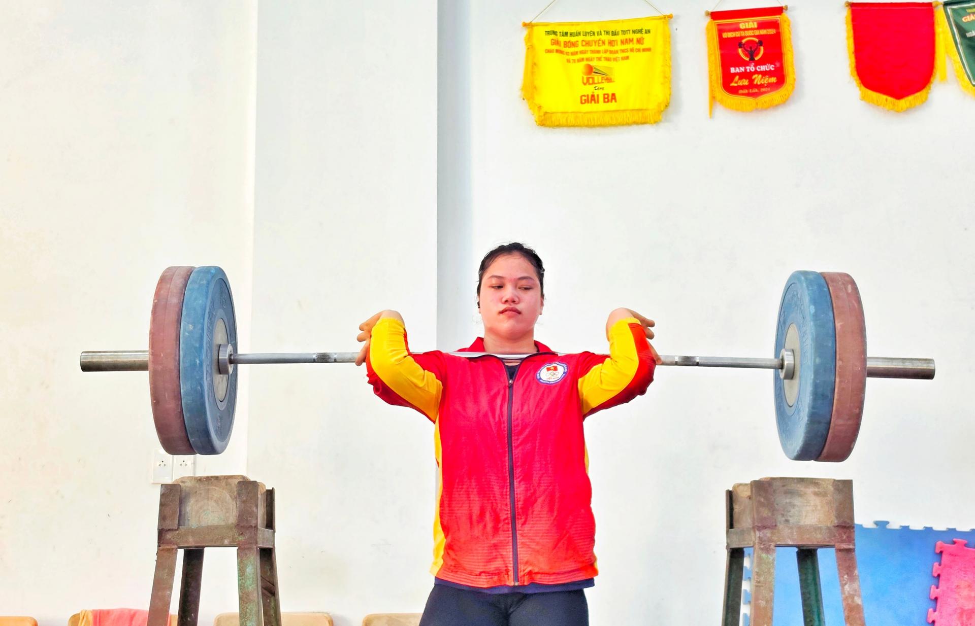 Các vận động viên cử tạ Nghệ An vẫn đang miệt mài tập luyện chuẩn bị cho Đại hội. Ảnh: Đức Anh
