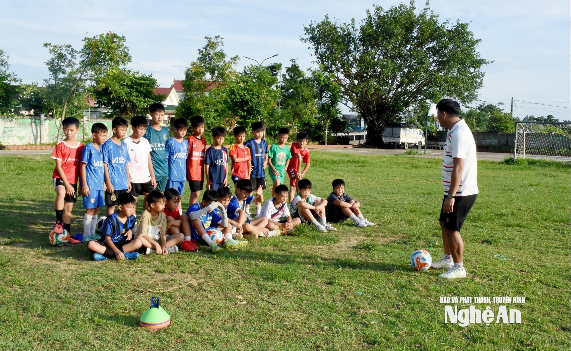 Huấn luyện viên Lê Sỹ Long hướng dẫn kỹ thuật cho các cầu thủ Đội Thiếu niên Hưng Nguyên Nam. Ảnh: Công Khang