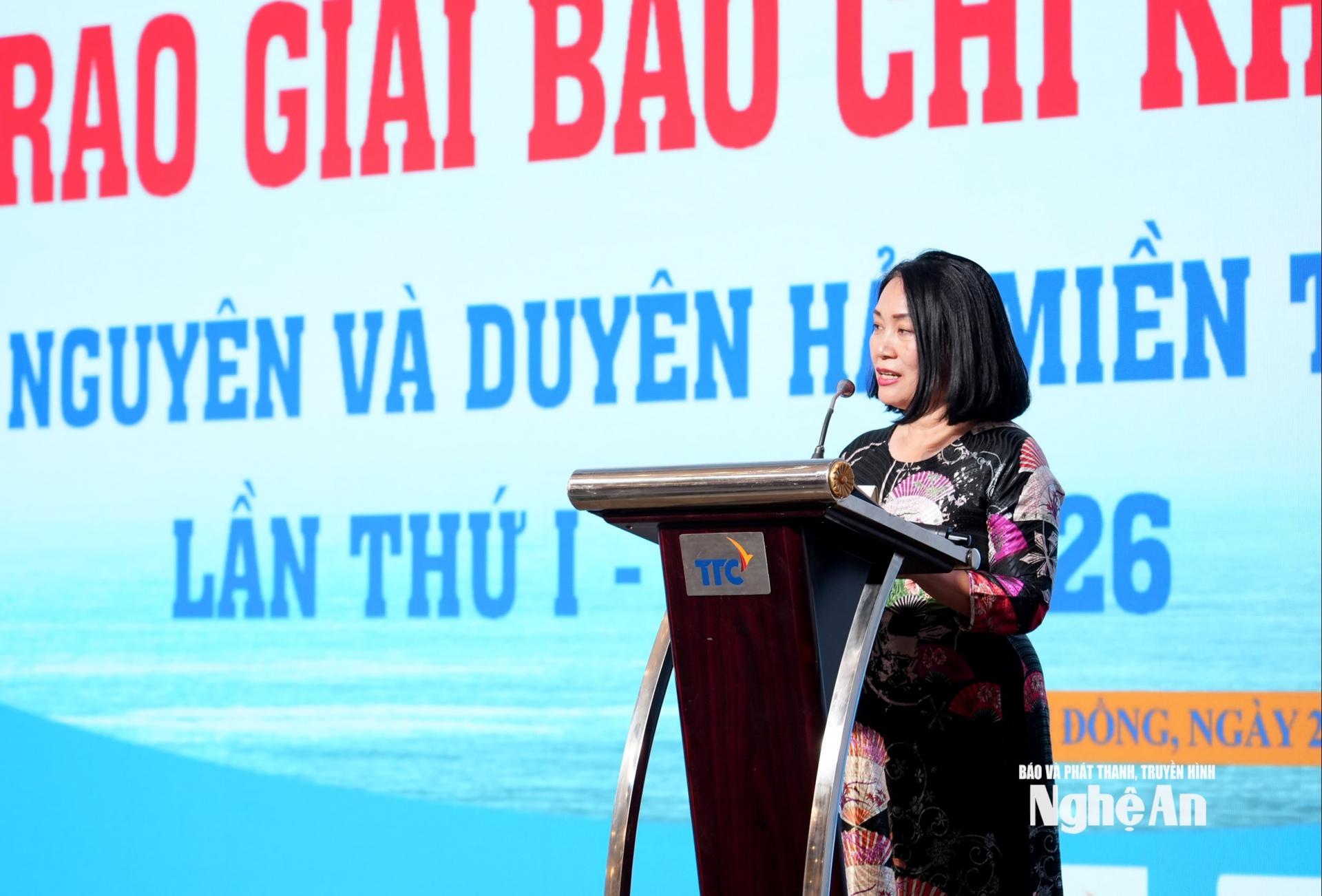 Nhà báo Tạ Bích Loan - Ủy viên Ban Chấp hành Hội Nhà báo Việt Nam, thành viên Hội đồng Chung khảo báo cáo kết quả Giải Báo chí Tây Nguyên và Duyên hải miền Trung lần thứ I - năm 2026. Ảnh: Tiến Đông