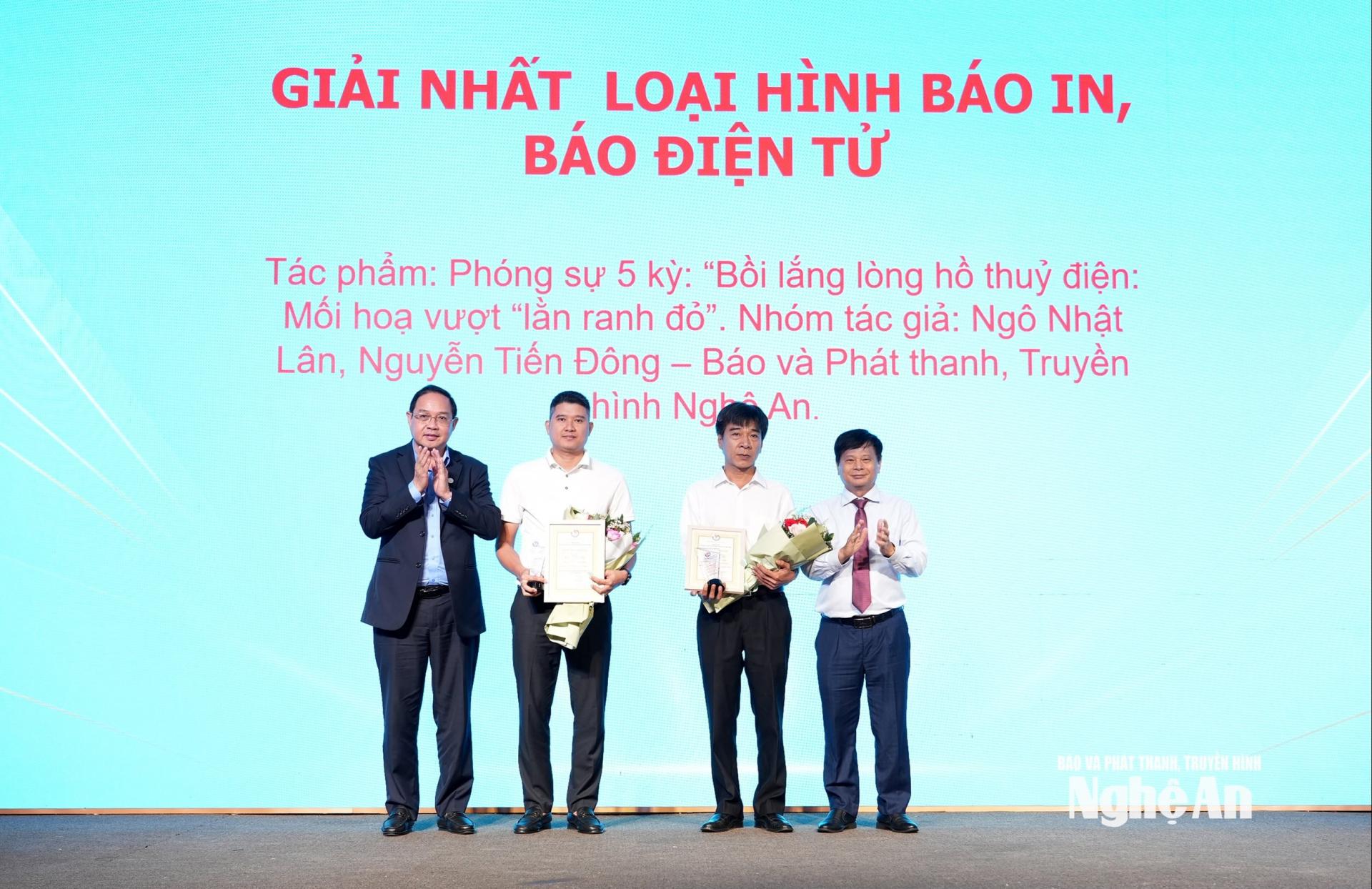 Trao giải Nhất cho nhóm tác giả Báo và phát thanh, truyền hình Nghệ An. Ảnh: P.V