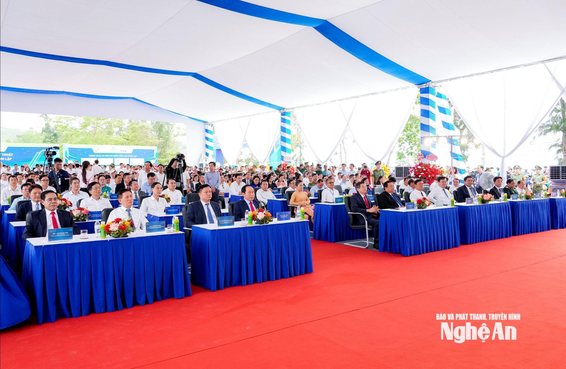 Đại biểu Trung ương, tỉnh Nghệ An, các nhà đầu tư và đại diện các tỉnh nước CHDCND Lào tham dự lễ. Ảnh: Phạm Bằng