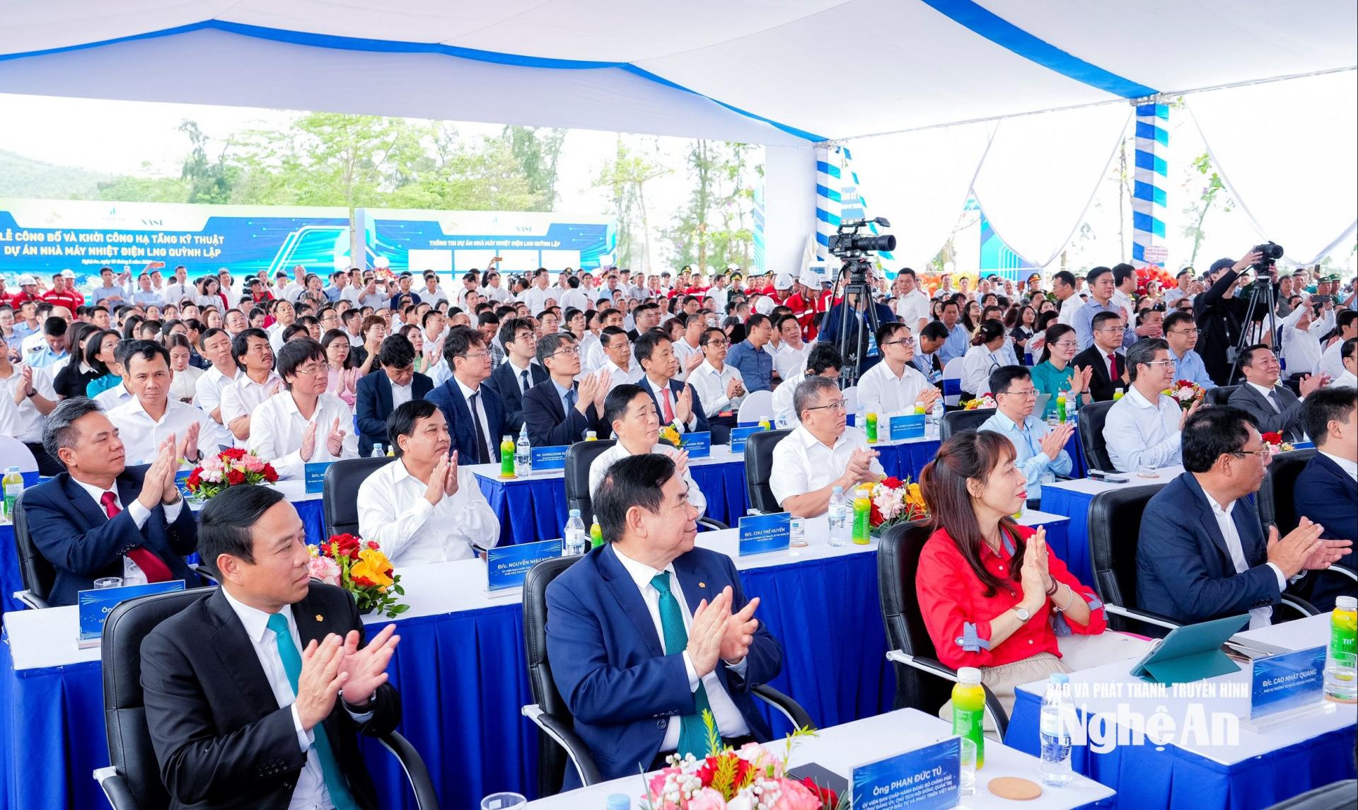 Các đại biểu tham dự buổi lễ. Ảnh: Phạm Bằng