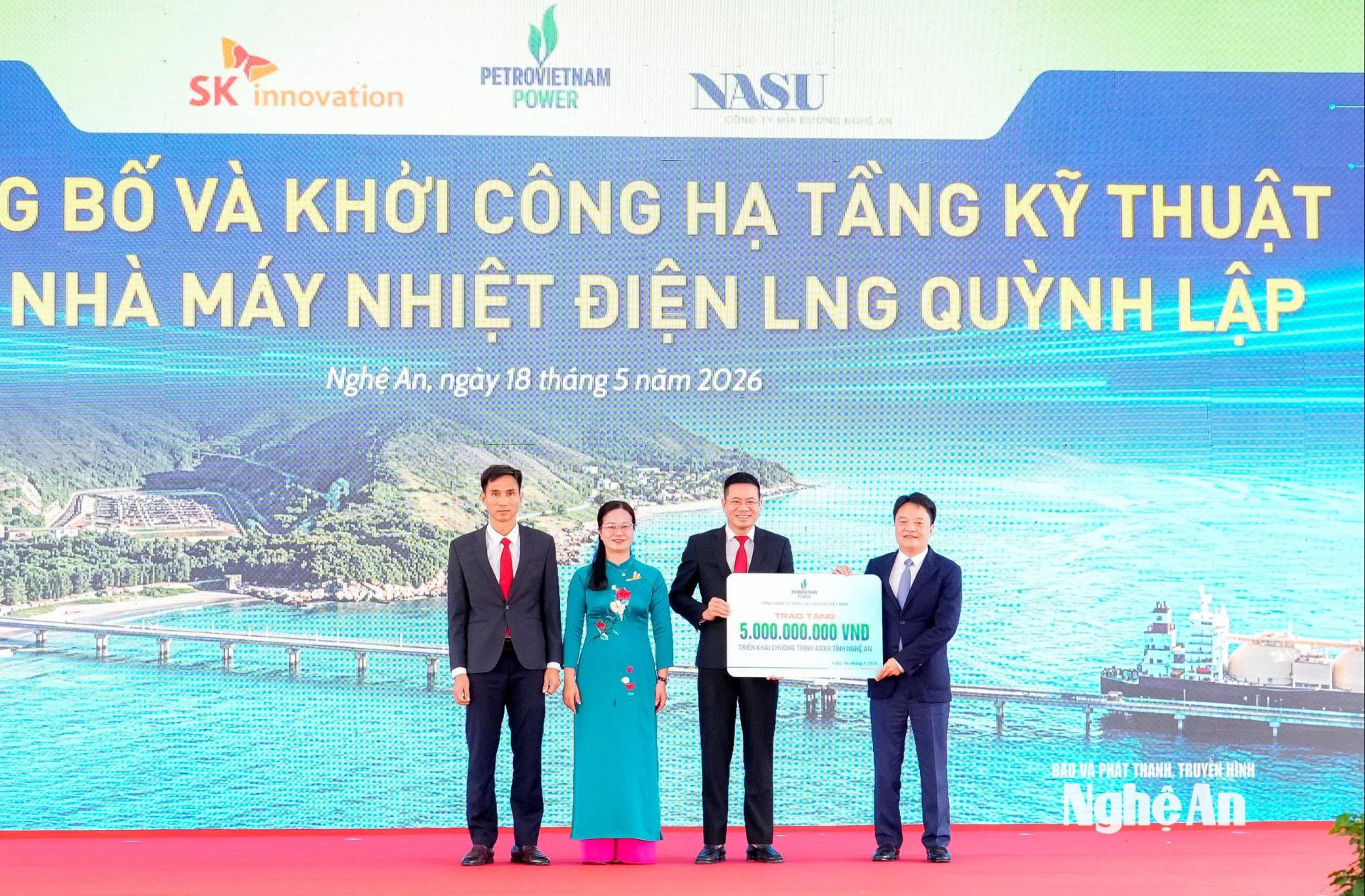 Lãnh đạo Tổng Công ty Điện lực Dầu khí Việt Nam (PV Power) trao tặng 5 tỷ đồng cho tỉnh Nghệ An thực hiện công tác an sinh xã hội. Ảnh: Phạm Bằng