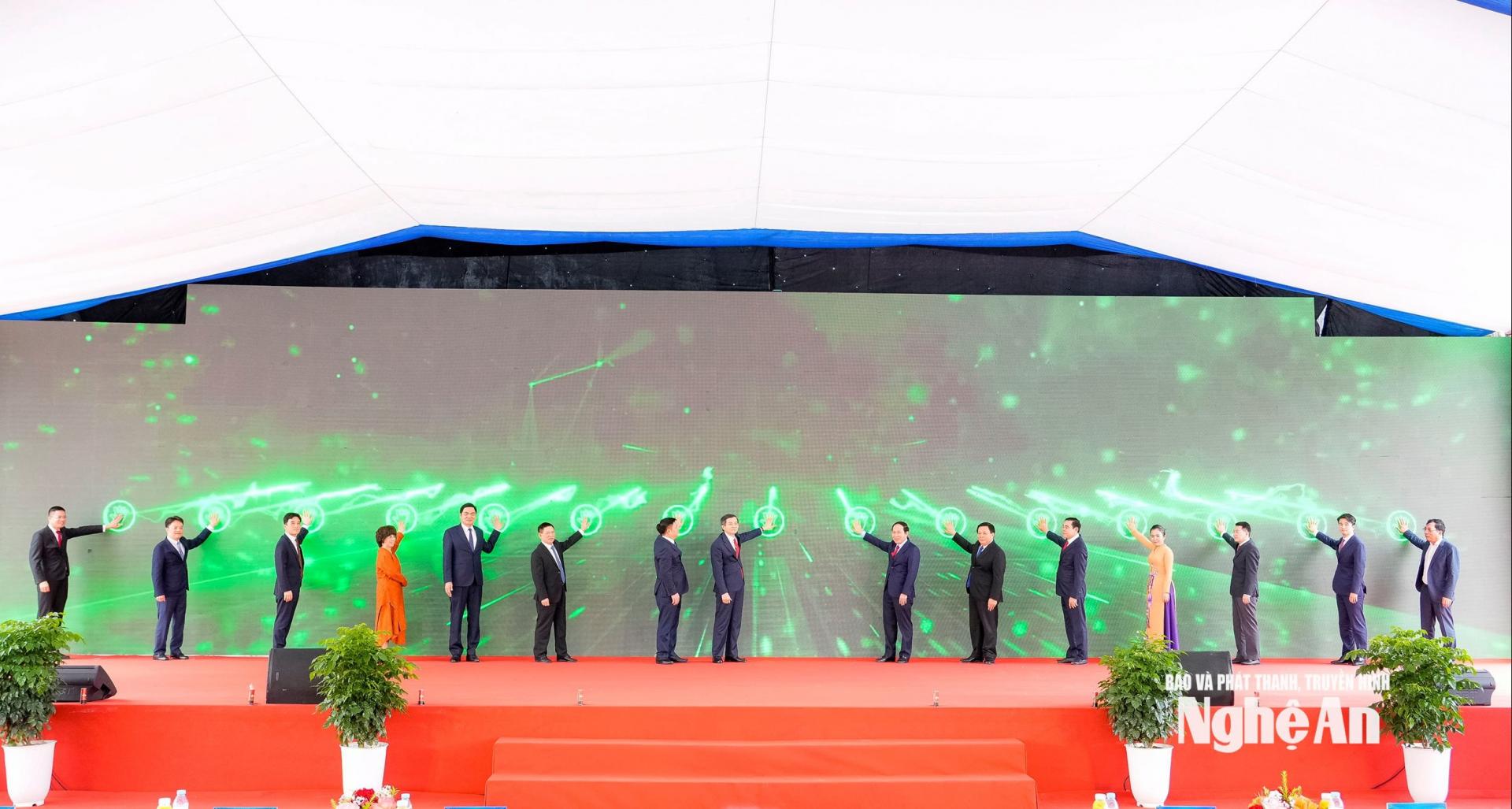 Các đồng chí lãnh đạo Đảng, Nhà nước, bộ, ngành Trung ương, tỉnh Nghệ An, nhà đầu tư bấm nút công bố và khởi công hạ tầng kỹ thuật dự án Nhà máy nhiệt điện LNG Quỳnh Lập. Ảnh: Phạm Bằng